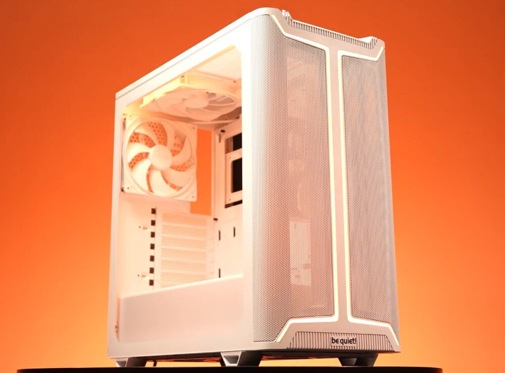 Obudowa BE QUIET! Pure Base 501 DX obudowa komputerowa z podświetleniem w kolorze pomarańczowym na przednim panelu, widziana pod kątem na pomarańczowym tle, z widocznymi przez boczną szybę podzespołami