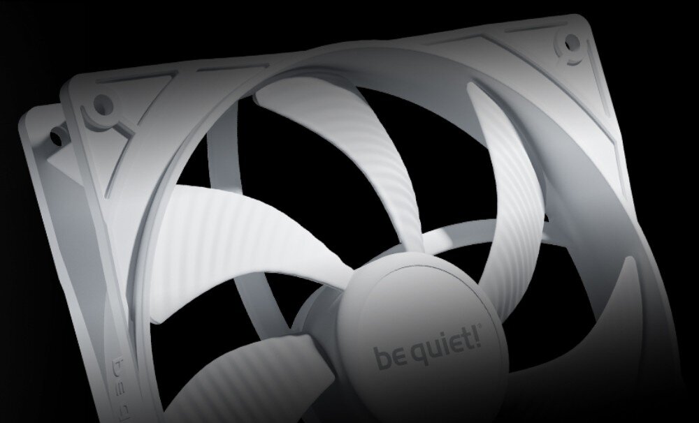 Obudowa BE QUIET! Pure Base 501 DX Zbliżenie na wentylator komputerowy z charakterystycznymi wyżłobieniami na łopatkach i widocznym logotypem 'be quiet!' w centralnej części