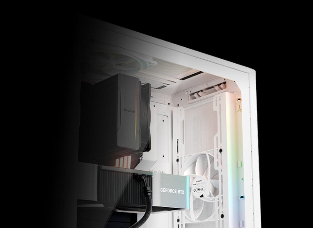 Obudowa BE QUIET! Pure Base 501 DX Fragment wnętrza obudowy widziany przez przyciemnianą szybę, prezentujący zamontowaną kartę graficzną z napisem 'GEFORCE RTX' oraz pionowy pasek podświetlenia ARGB