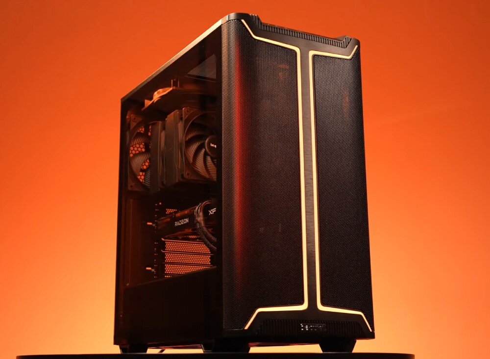 Obudowa BE QUIET! Pure Base 501 DX Czarna obudowa komputerowa z podświetleniem w kolorze pomarańczowym na przednim panelu, widziana pod kątem na pomarańczowym tle, z widocznymi przez boczną szybę podzespołami