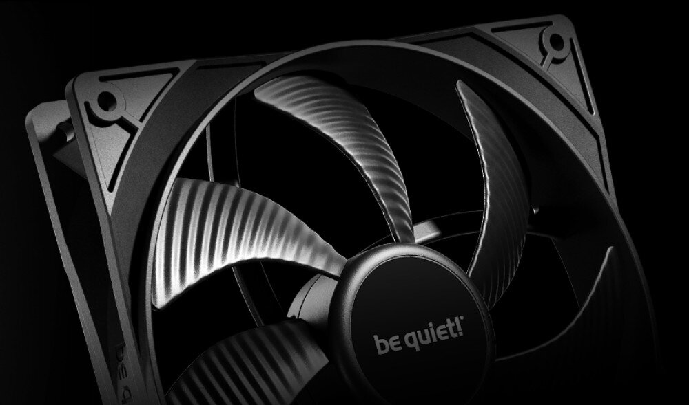 Obudowa BE QUIET! Pure Base 501 DX Zbliżenie na czarny wentylator komputerowy z charakterystycznymi wyżłobieniami na łopatkach i widocznym logotypem 'be quiet!' w centralnej części