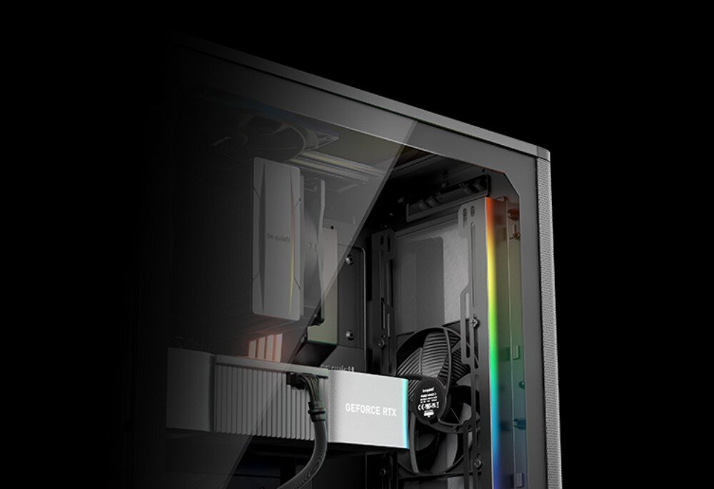 Obudowa BE QUIET! Pure Base 501 DX Fragment wnętrza obudowy widziany przez przyciemnianą szybę, prezentujący zamontowaną kartę graficzną z napisem 'GEFORCE RTX' oraz pionowy pasek podświetlenia ARGB