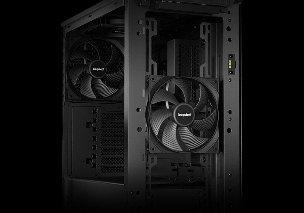 Obudowa BE QUIET! Pure Base 501 DX Wnętrze pustej obudowy komputerowej w kolorze czarnym z dwoma zamontowanymi wentylatorami na tylnej i przedniej ściance