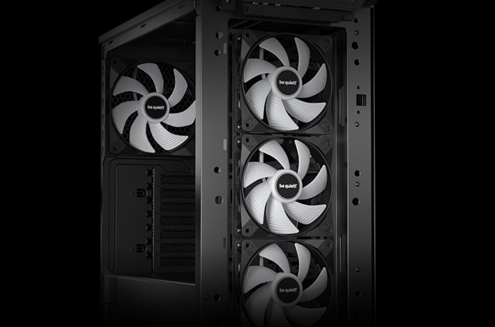 Obudowa BE QUIET! Pure Base 501 LX Wnętrze pustej czarnej obudowy z zamontowanymi trzema białymi wentylatorami na przodzie i jednym na tylnej ściance