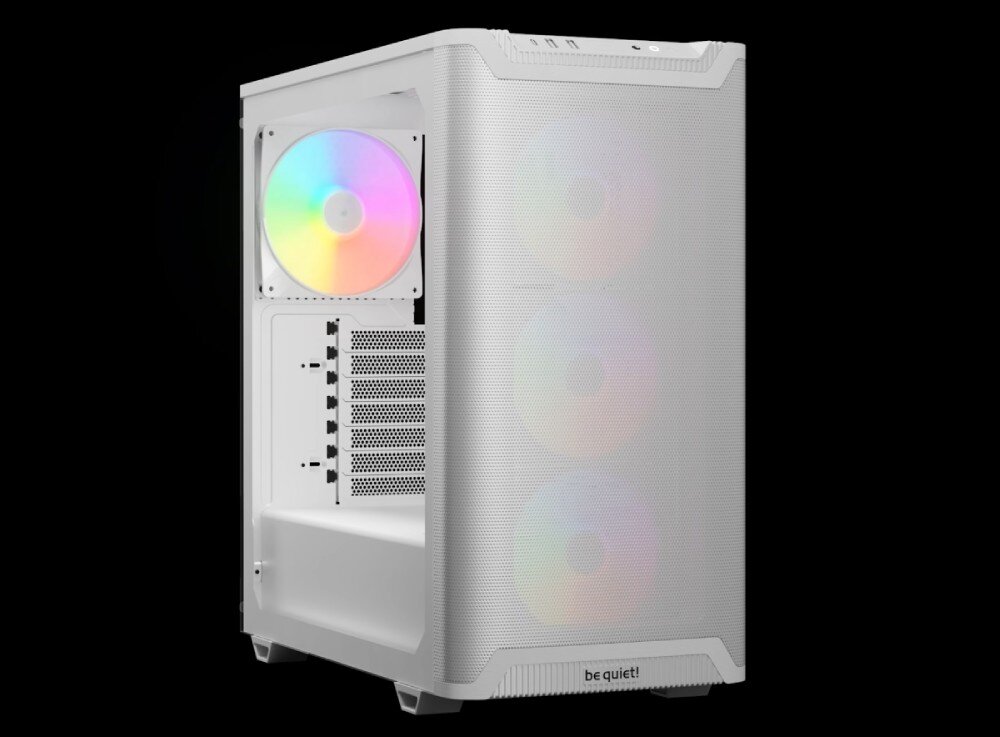 Biała obudowa komputerowa z trzema podświetlanymi wentylatorami na przednim panelu i jednym z tyłu. Na dole przedniego panelu widoczne jest logo \'be quiet!\'.