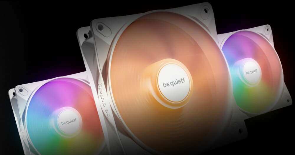Na obrazie widoczne są trzy wentylatory komputerowe z podświetleniem RGB, z logo \'be quiet!\' na środku. Wentylatory emitują różnokolorowe światło, tworząc efektowne wizualizacje.