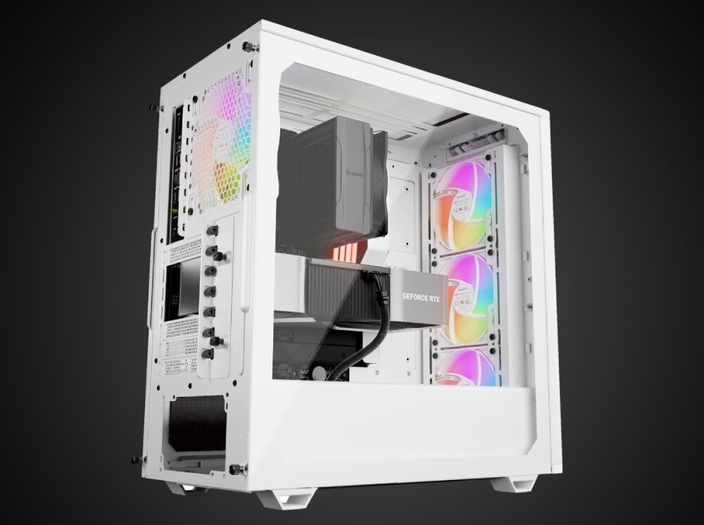 Biała obudowa komputerowa z przezroczystym panelem bocznym, ukazująca wnętrze z podświetlanymi wentylatorami i kartą graficzną z napisem \'GEFORCE RTX\'.