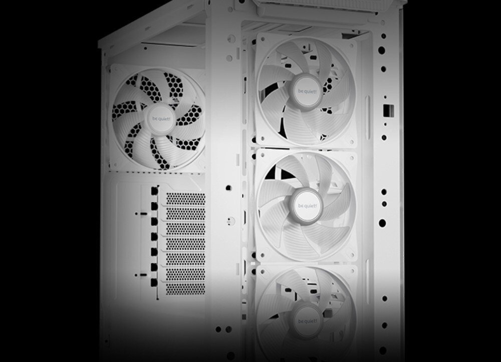 Biała obudowa komputerowa z trzema widocznymi wentylatorami, każdy z logo \'be quiet!\' na środku. Obudowa posiada otwory wentylacyjne i miejsca na karty rozszerzeń.