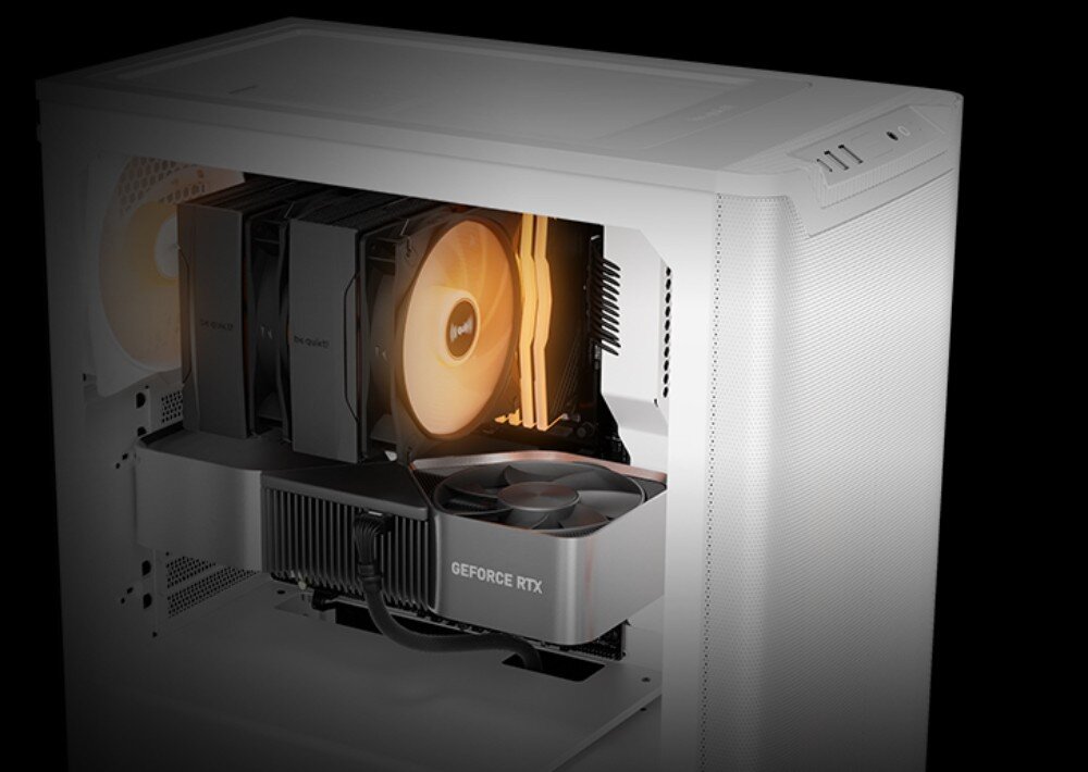 Biała obudowa komputera z widocznymi komponentami wewnętrznymi, w tym kartą graficzną z napisem \'GEFORCE RTX\' i podświetlanymi wentylatorami. Obudowa ma perforowany panel boczny i górny.