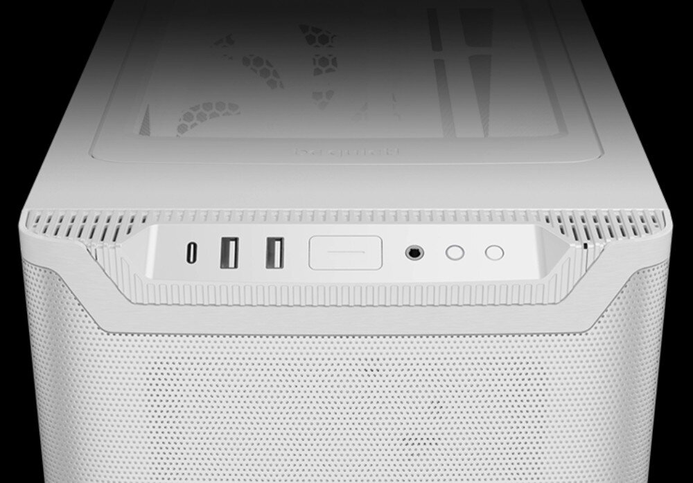 Biała obudowa komputerowa z panelem przednim zawierającym dwa porty USB, przycisk zasilania, gniazdo audio oraz dwa przyciski funkcyjne. Na górze widoczna jest perforowana powierzchnia z otworami wentylacyjnymi.