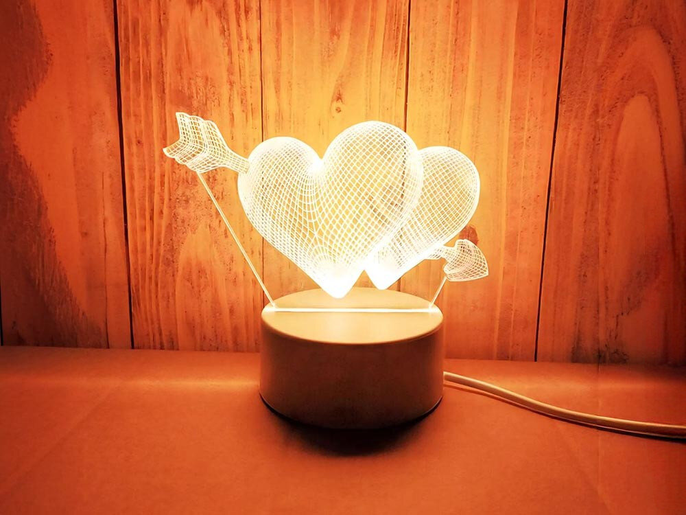 Lampka nocna EXTRALINK Przebite serca 3D EX.24107 USB, światło, 3D, serca, noc, Świetlna lampa serca z strzałą na drewnianej ścianie, ciepłe oświetlenie. 