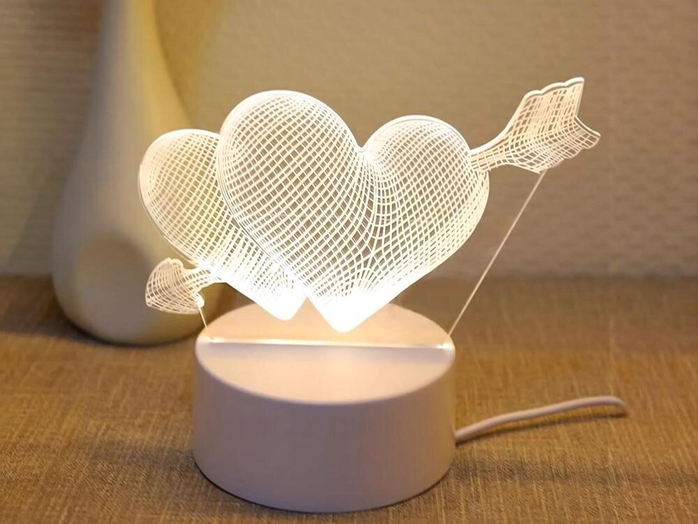 Lampka nocna EXTRALINK Przebite serca 3D EX.24107 USB, USB, baterie, mobilność, powerbank, Iluminowana dekoracja serc i strzały przy roślinie doniczkowej.