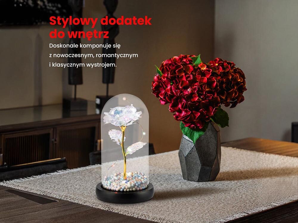 Lampka LED EXTRALINK Wieczna Róża w szkle Biały 24176, wymiary, stolik, podstawa, aranżacja, w tle pokój gościnny, na stole bukiet kwiatów w wazonie a obok lampka led w kształcie róży