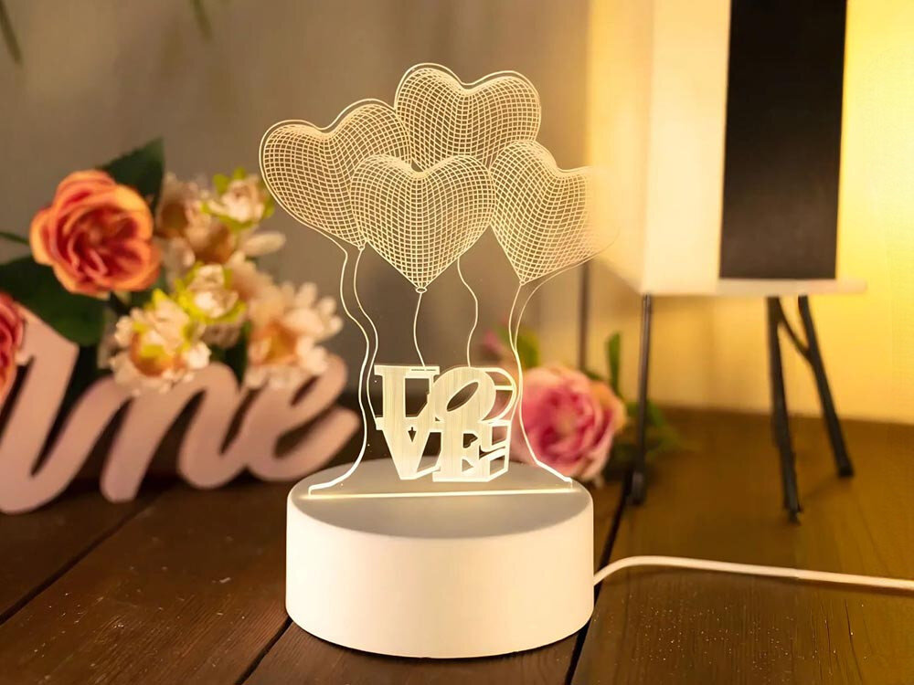 Lampka nocna EXTRALINK Cztery serca 3D USB, LED, biel, relaks, oszczędność, Lampa 3D LOVE z balonami-sercami na drewnianym stole z kwiatami.