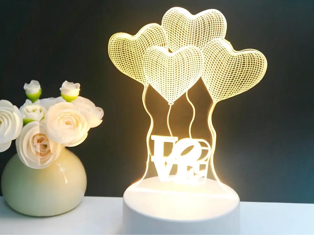 Lampka nocna EXTRALINK Cztery serca 3D USB, USB, baterie, mobilność, powerbank, Iluminowane balony-serca z napisem LOVE, kwiaty i lampki w tle.