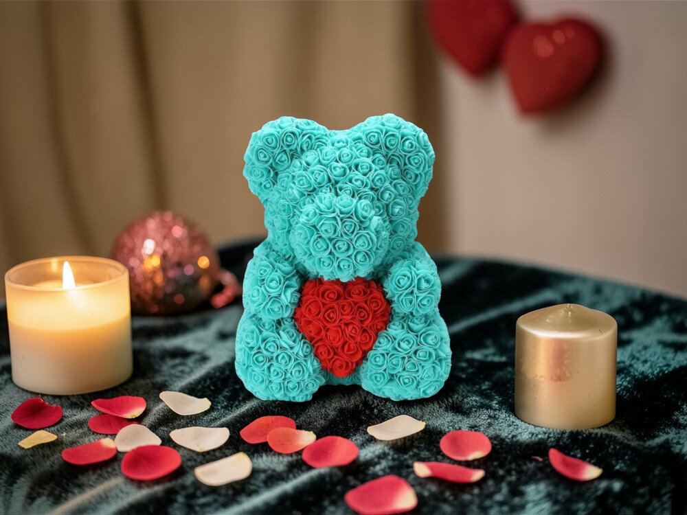 Miś z róż EXTRALINK Niebieski 40 cm, miś, róże, niebieski, uścisk, miś stoi na stole w otoczeniu kwiatów i balonów w kształcie serca