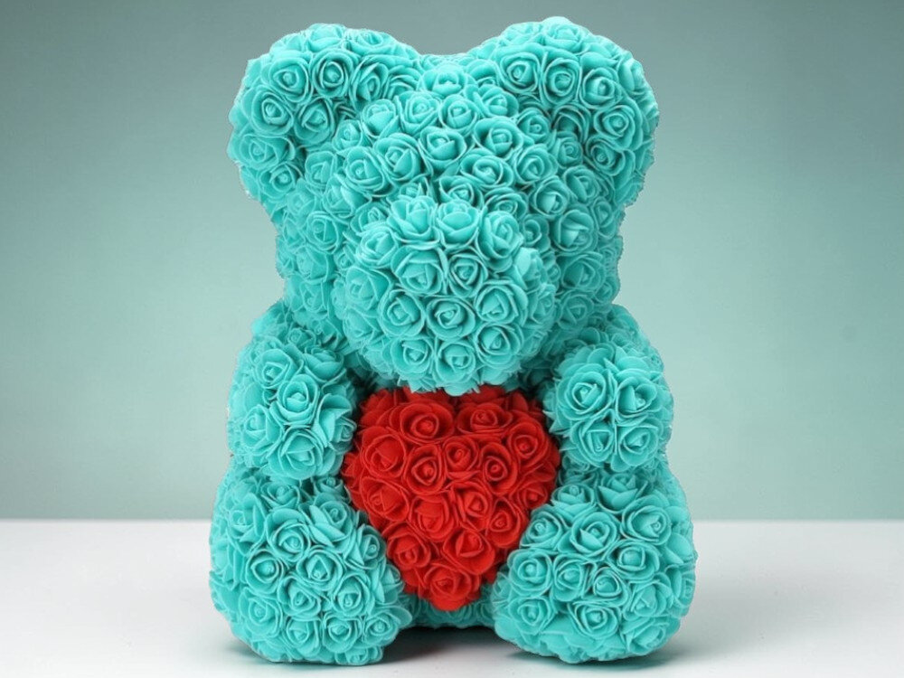 Miś z róż EXTRALINK Niebieski 40 cm, trwałość, miś, miłość, prezent, miś stoi frontem na wprost w tle lazurowa ściana