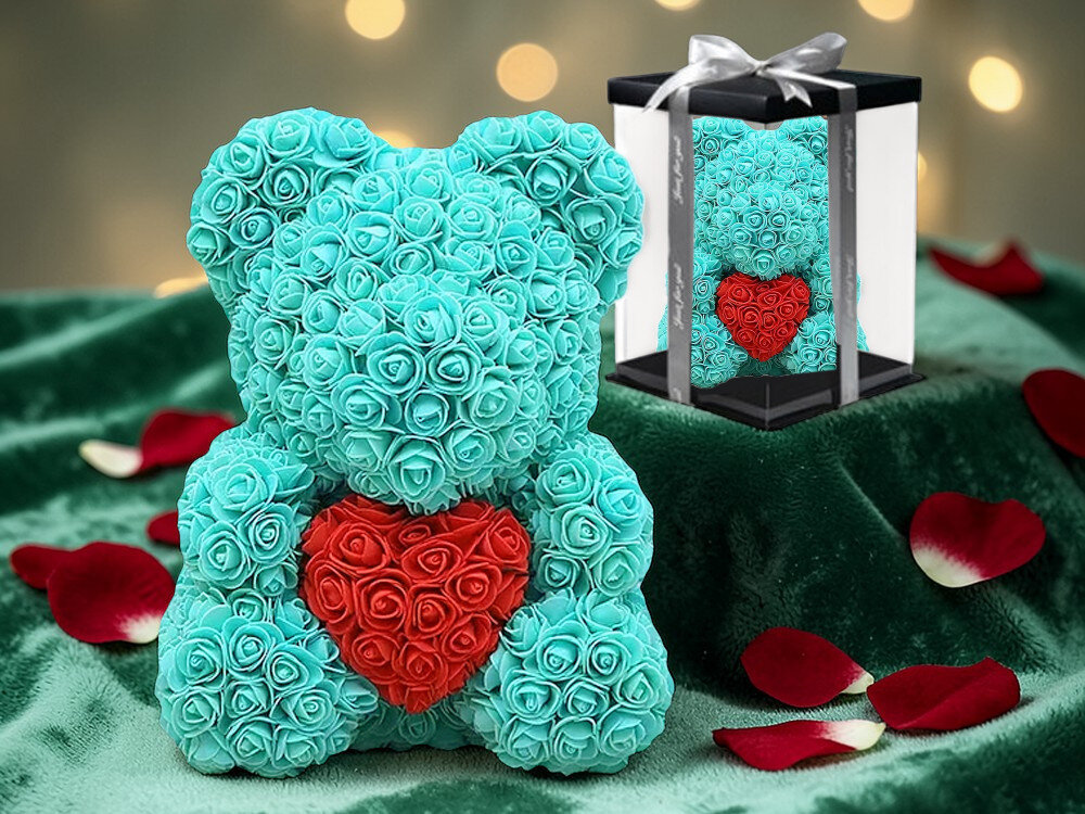 Miś z róż EXTRALINK Niebieski 40 cm, lekka, aranżacja, przytulanie, atmosfera, miś stoi na obrusie frontem na wprost, w tle opakowanie farbyczne misia