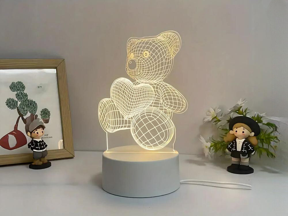 Lampka nocna EXTRALINK Miś serce 3D USB, LED, biel, relaks, oszczędność, na szafce stoi lampka miś serce, w tle biała ściana