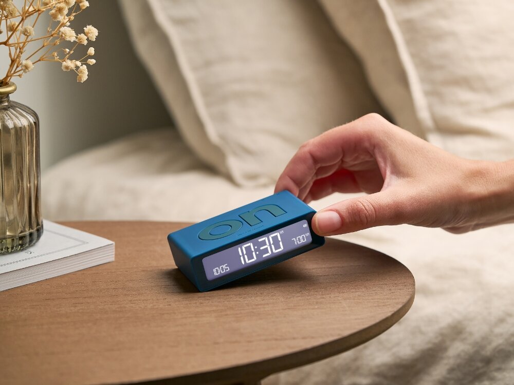 Budzik LEXON Flip Mini
            budzik w dłoni poranek alarm budzenie wybudzanie