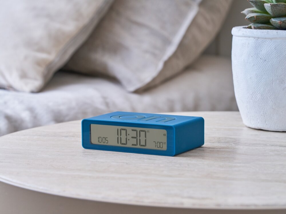 Budzik LEXON Flip Mini
            budzik na szafce włączanie wyłączanie alarm ekran podświetlony przyciski konfiguracja