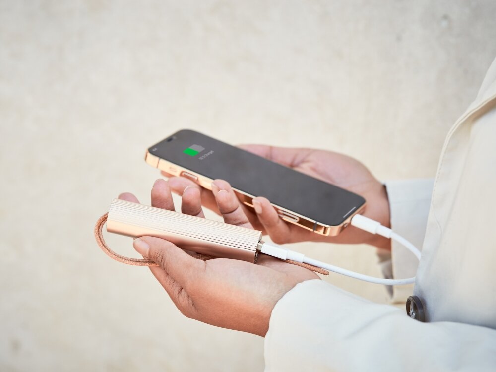 Powerbank LEXON Fine Tube 2 3000mAh 5W Złoty
            powerbank ładujący telefon pojemność 3000 mAh wskaźnik LED bateria usb-c ładowanie