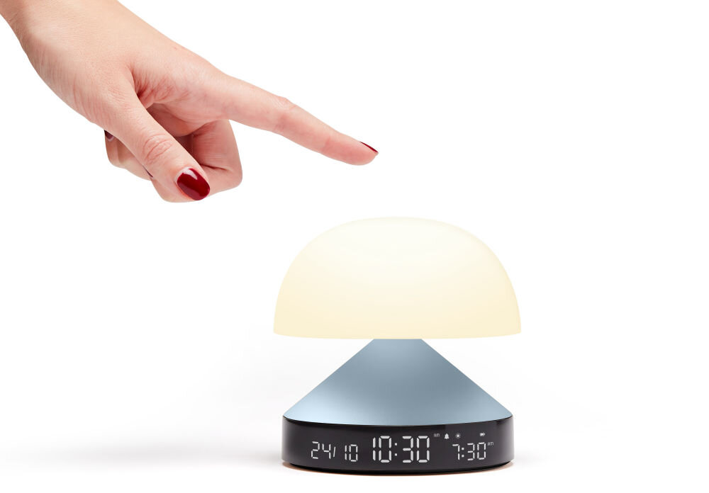 Budzik z lampką LEXON Mina Sunrise LR153LB1 Jasnoniebieski, prostota, przyciemnianie, zmiana, dziewięć, barwy, na białym tle palec dłoni wciska budzik od góry