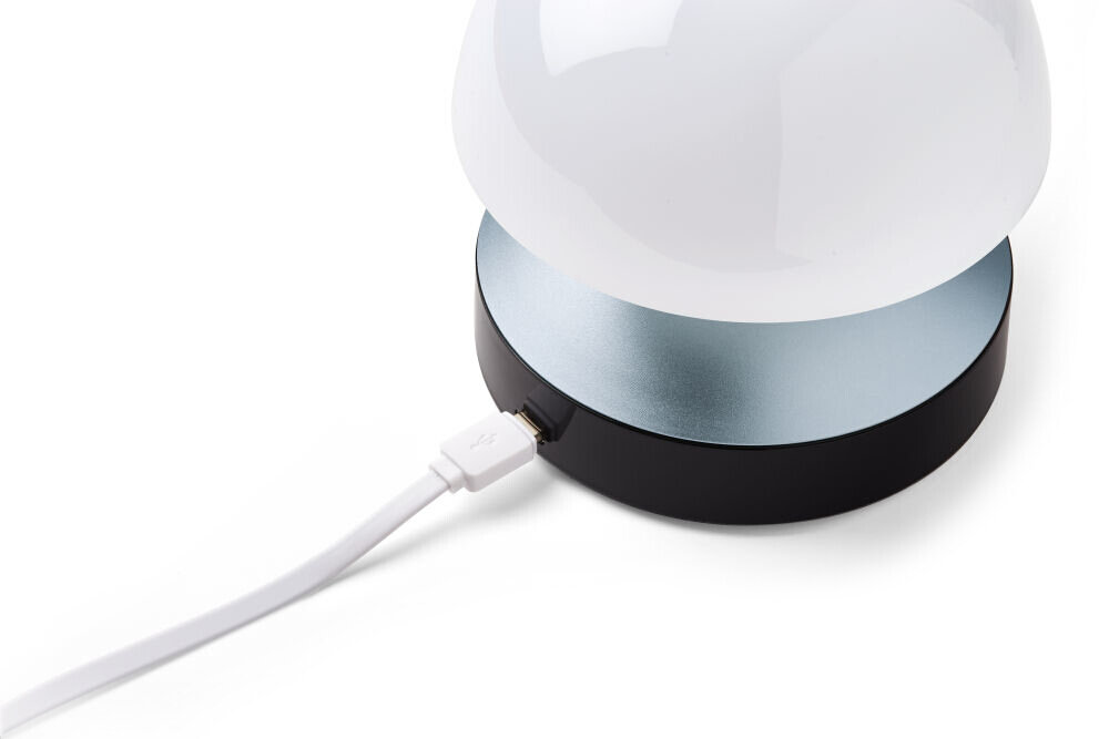 Budzik z lampką LEXON Mina Sunrise LR153LB1 Jasnoniebieski, akumulator, praca, zależnośc, tryby, na białym tle zbliżenie na podpięty kabel usb do budzika