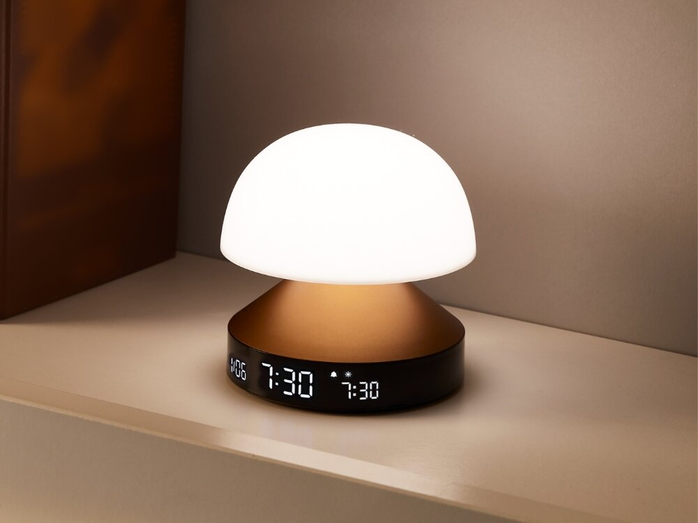 Budzik z lampką LEXON Mina Sunrise LR153MLP Jasnoróżowy
            budzik na szafce kompaktowa forma aluminium wyświetlacz lcd kolory regulacja jasności zasilanie elastyczność