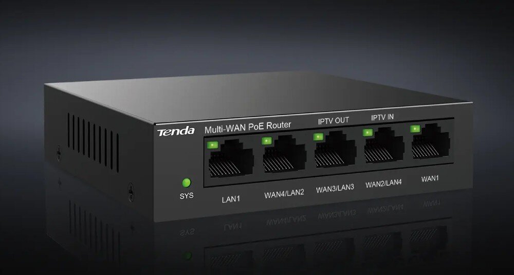 Na obrazie widoczny jest czarny router z logo \'Tenda\' i napisami \'Multi-WAN PoE Router\'. Posiada sześć portów sieciowych oznaczonych jako LAN1, WAN/LAN2, WAN3/LAN3, WAN2/LAN4, WAN1 oraz porty IPTV OUT i IPTV IN.