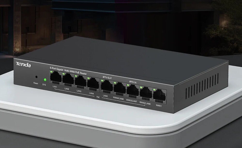 Na obrazie widoczny jest czarny router z ośmioma portami sieciowymi i zielonymi diodami. Na urządzeniu znajduje się napis \'Tenda\' oraz \'9-Port Gigabit Multi-WAN PoE Router\'.