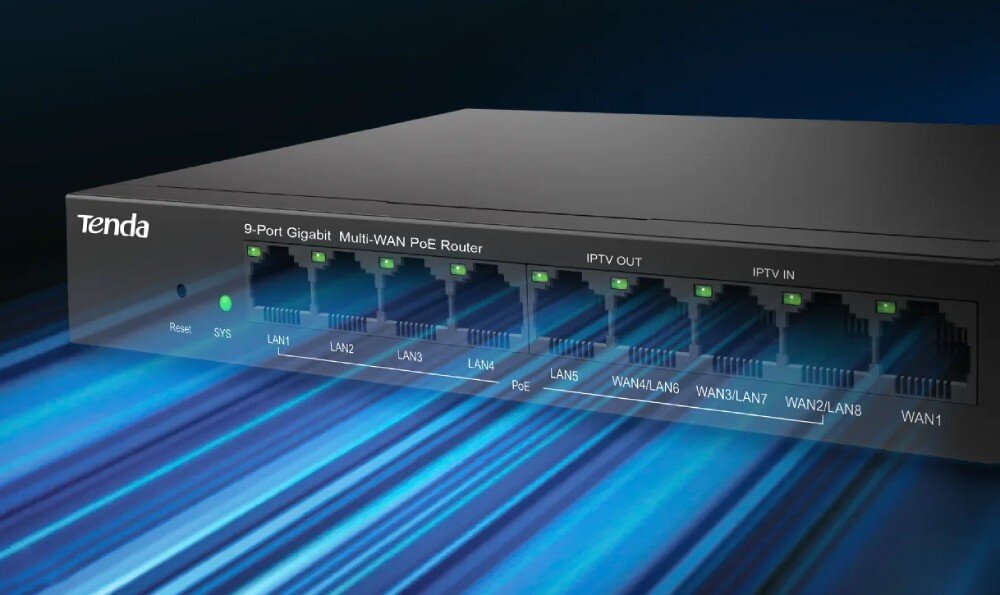 Na obrazie widoczny jest czarny router z logo \'Tenda\' oraz opisem \'9-Port Gigabit Multi-WAN PoE Router\'. Router posiada kilka portów oznaczonych jako LAN1, LAN2, LAN3, LAN4, PoE, LAN5, WAN4/LAN4, WAN3/LAN3, WAN2/LAN2, WAN1 oraz porty IPTV OUT i IPTV IN.