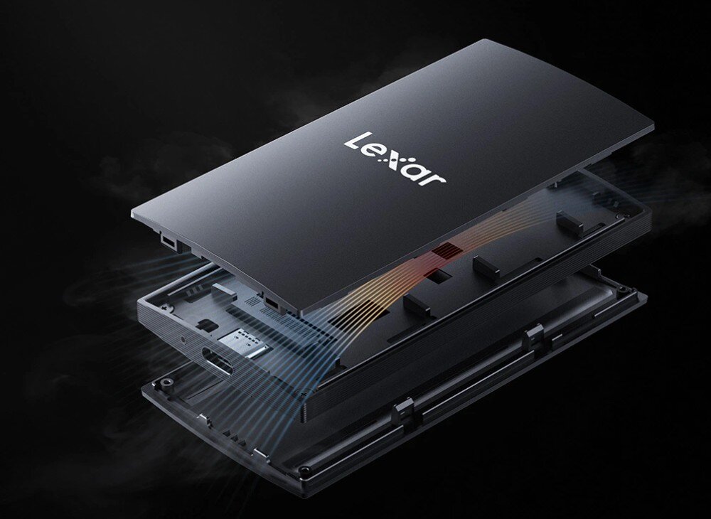 Dysk LEXAR SL300 Rozłożony na warstwy dysk ukazujący wewnętrzną płytkę i arkusze odprowadzające ciepło