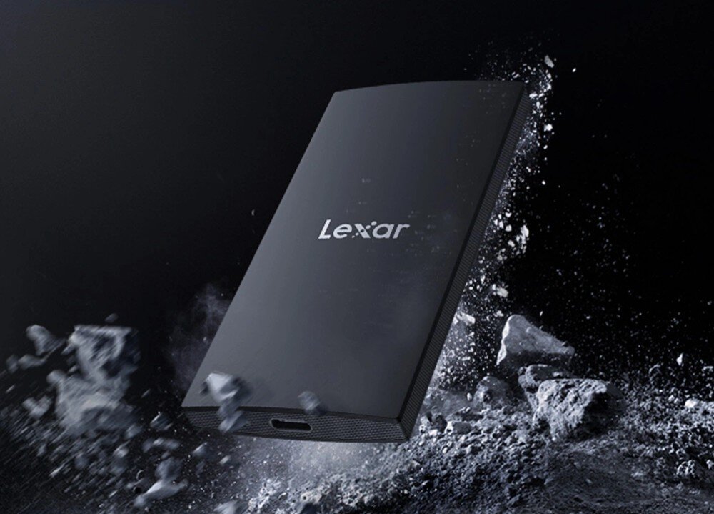 Dysk LEXAR SL300 Dysk zewnętrzny uderzający w podłoże i rozbijający kamienie na ciemnym tle