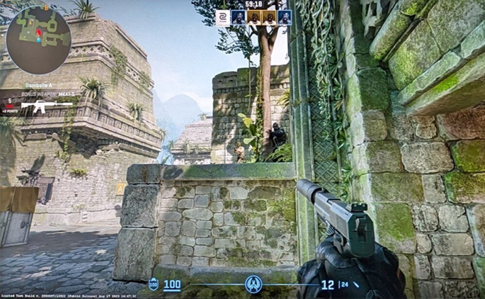 Monitor BENQ Zowie XL2586X+ Zrzut ekranu z gry pokazujący celowanie w przeciwników na tle ruin. Na ekranie widać elementy interfejsu gracza, kolory, widoczność
