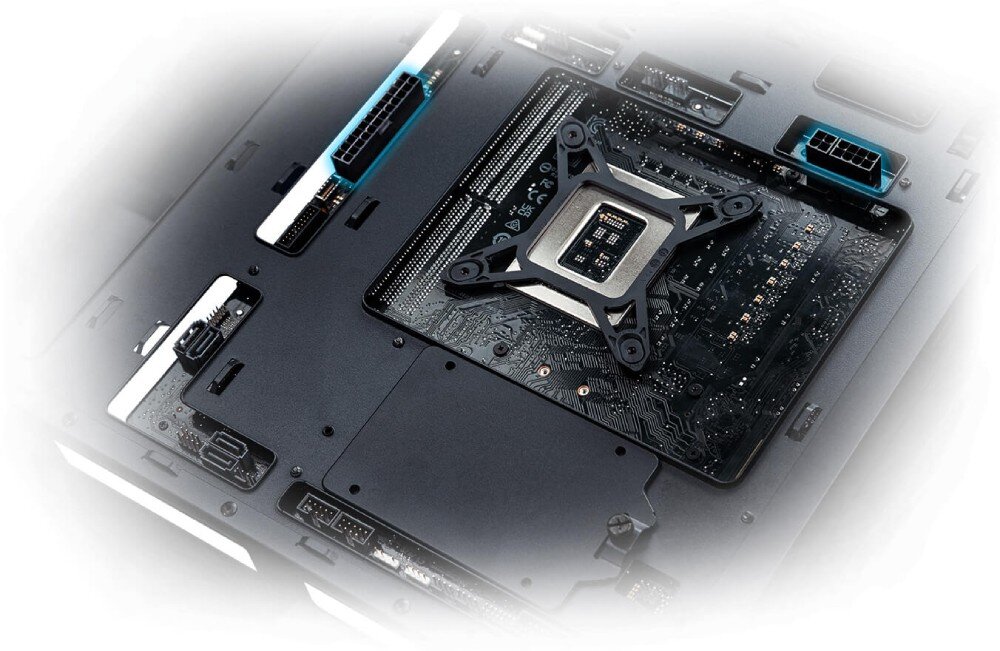 Obudowa ASUS A21 Plus Zbliżenie na czarną płytę montażową z zaznaczonymi na niebiesko miejscami na ukryte złącza z tyłu