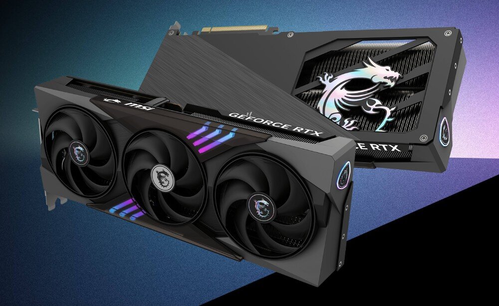 Karta graficzna MSI GeForce RTX 5070 Ti Gaming Trio OC Plus 16GB Widok na kartę z obu stron – z przodu trzy wentylatory, z tyłu podświetlony smoczy totem na metalowej płycie