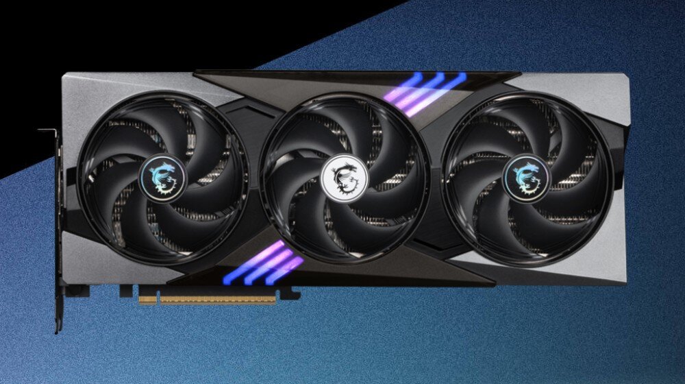 Karta graficzna MSI GeForce RTX 5070 Ti Gaming Trio OC Plus 16GB Pełny widok na kartę od frontu – trzy wentylatory z logo MSI i podświetleniem LED na ciemnym tle