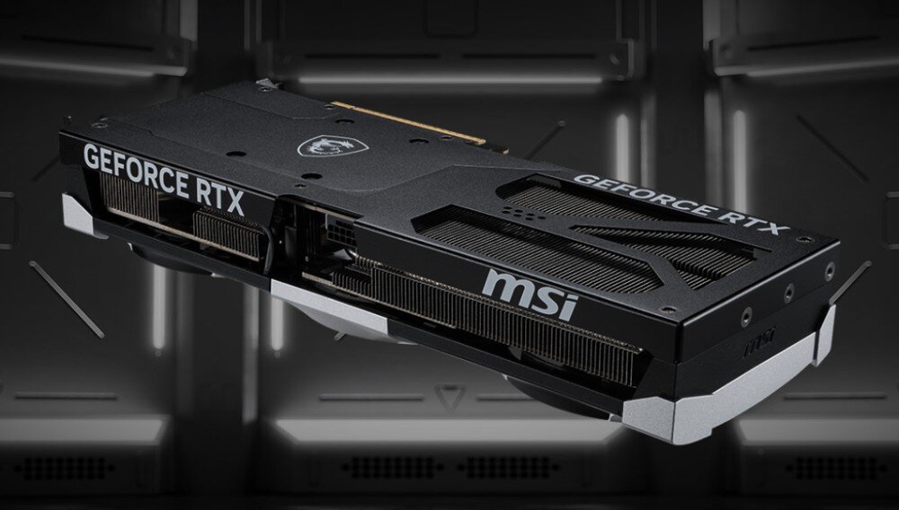 Karta graficzna MSI GeForce RTX 5070 Ti Ventus 3X OC 16GB Widok karty graficznej od spodu, podkreślający konstrukcję chłodzenia i metalowe wzmocnienia obudowy