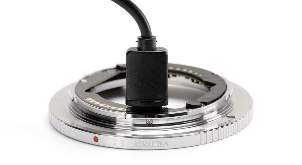 Adapter Viltrox E-Z podłączony kablem port USB-C do aktualizacji firmware 