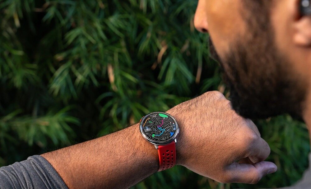 Smartwatch AMAZFIT Active 2 człowiek sprawdza mapę na zegarku