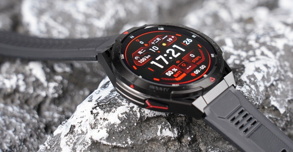 Smartwatch CUBOT GPS GT1 leży na skałach