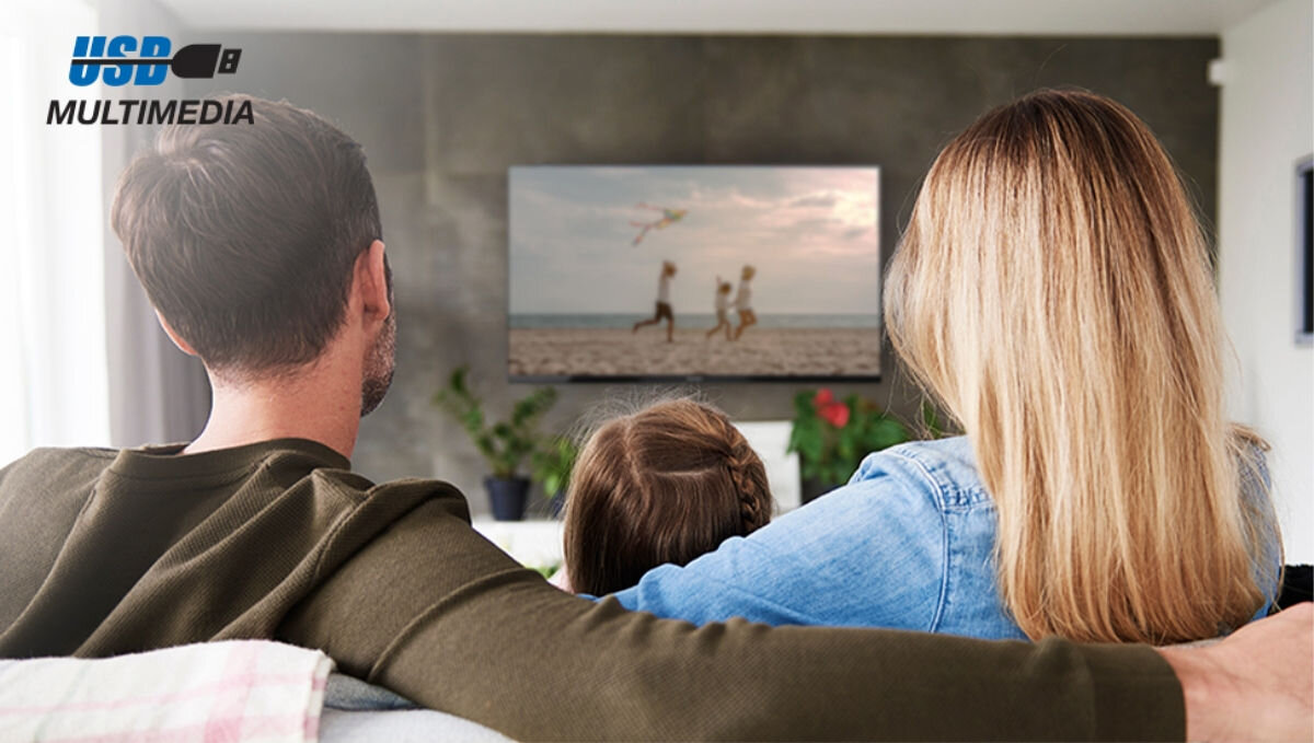 Telewizor SHARP 32HA1705E - Wygodny dostęp do plików, ludzie oglądający film na telewizorze , siedzący na sofie