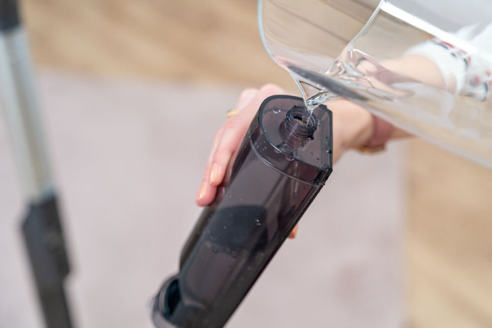 Mop elektryczny GÖTZE&JENSEN EM600T Napełnianie wyjmowanego zbiornika na czystą wodę w mopie bezprzewodowym Götze & Jensen EM600T.