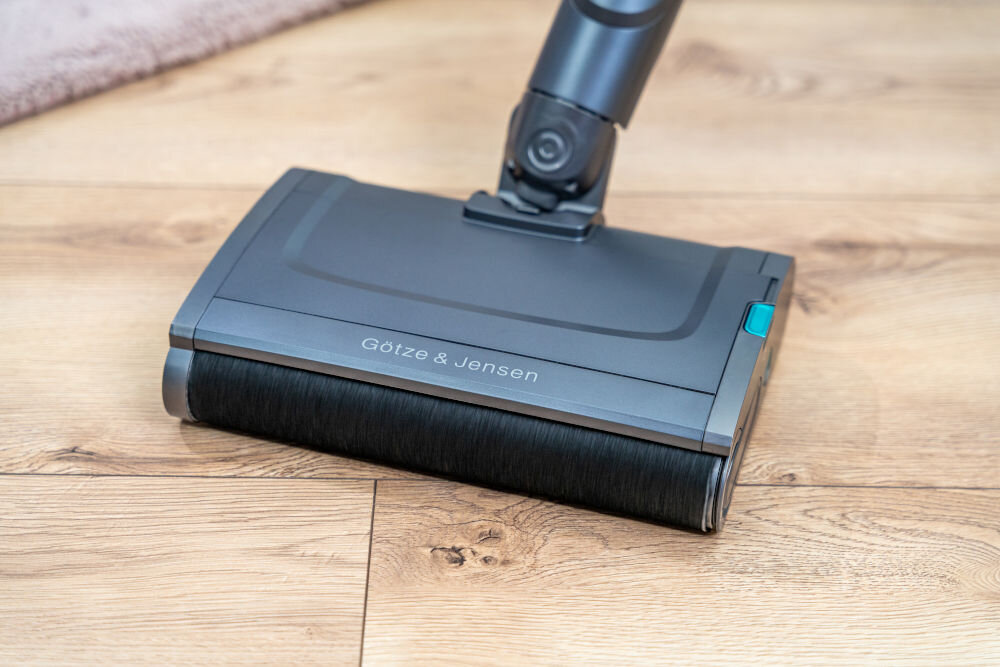 Mop elektryczny GÖTZE&JENSEN EM600T Głowica czyszcząca mopa Götze & Jensen EM600T z widocznym miękkim wałkiem obrotowym na panelach podłogowych.