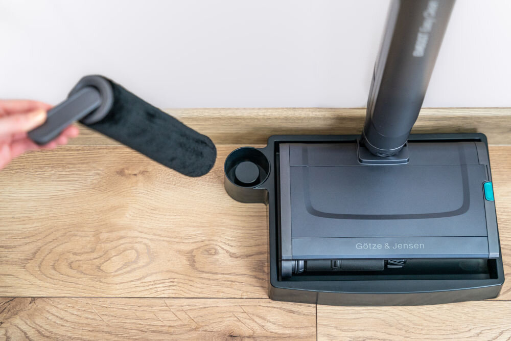 Mop elektryczny GÖTZE&JENSEN EM600T Mop elektryczny Götze & Jensen EM600T na podstawce czyszczącej z wyjmowanym wałkiem mopującym.