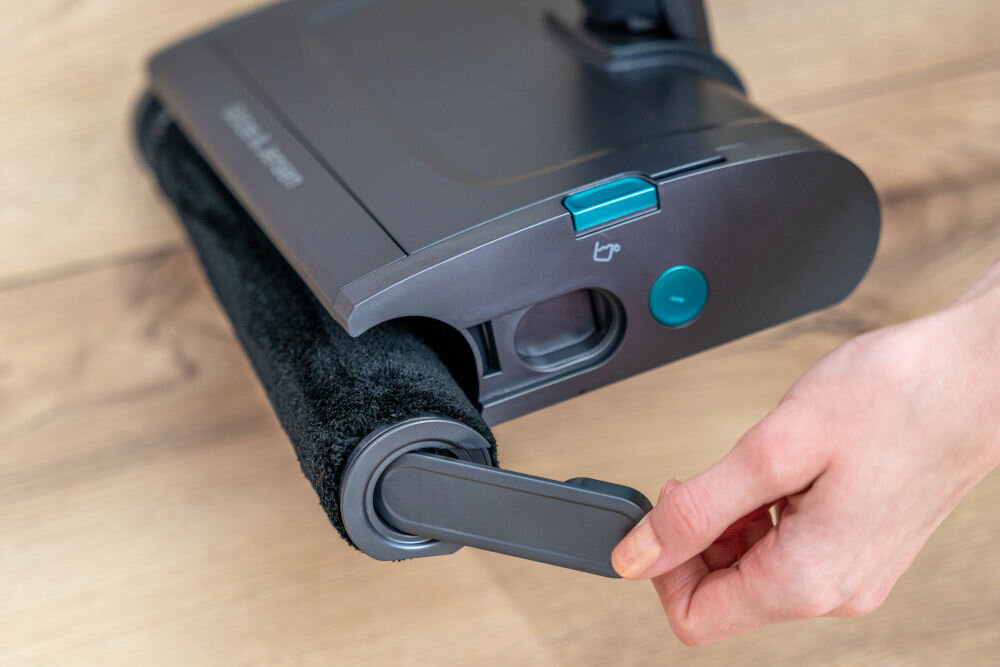 Mop elektryczny GÖTZE&JENSEN EM600T Prosty system wymiany i wyjmowania wałka czyszczącego w głowicy mopa Götze & Jensen EM600T.