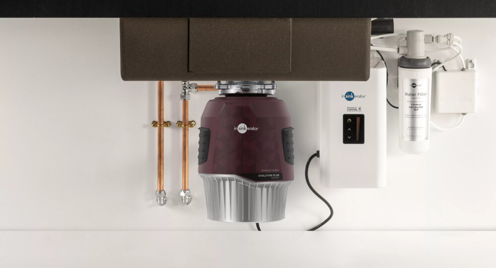 MŁYNEK DO ROZDRABNIANIA ODPADÓW INSINKERATOR EVOLUTION PLUS Rozdrabniacz odpadów zamontowany pod zlewem obok filtra wody i instalacji hydraulicznej. W tle widoczne są miedziane rurki oraz elementy systemu filtracji wentylowana wyjmowana wkładka łatwe czyszczenie i odprowadzanie wilgoci trzystopniowe MultiGrind precyzyjne rozdrabnianie odpadów twardsze i włókniste resztki