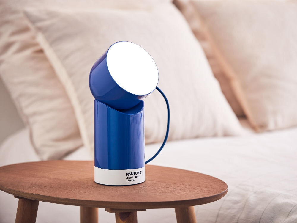 Lampka stołowa LEXON Orbe X Pantone LH88PT-B Niebieski
            lampka ustawiona na szafce nocnej ruchomy magnetyczny element światło przy łóżku na biurku w salonie konstrukcja przenoszenie