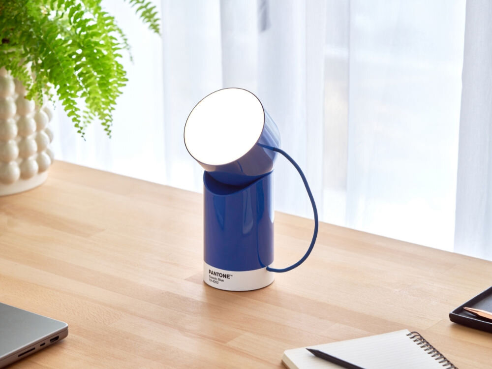 Lampka stołowa LEXON Orbe X Pantone LH88PT-B Niebieski
            lampka ustawiona na biurku tryby kolorystyczne regulacja jasności moc lumeny czytanie praca